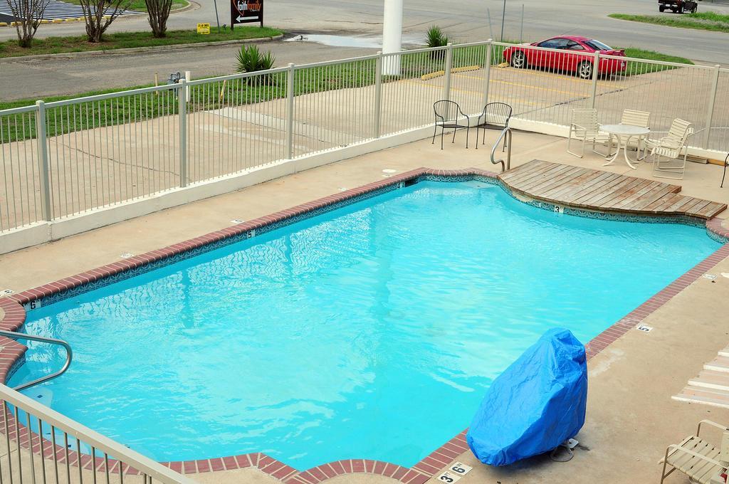Gonzales Quality Inn מראה חיצוני תמונה