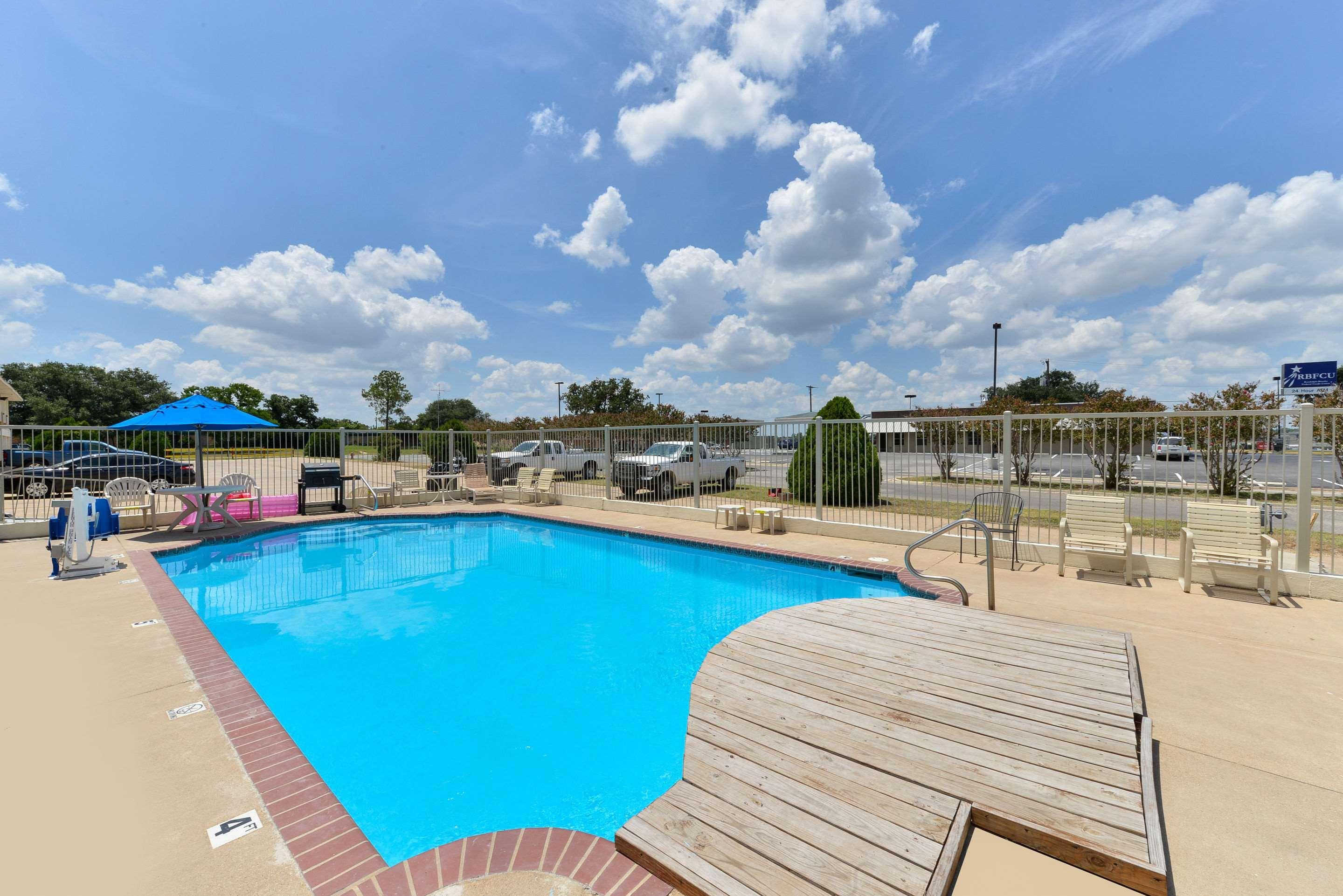 Gonzales Quality Inn מראה חיצוני תמונה