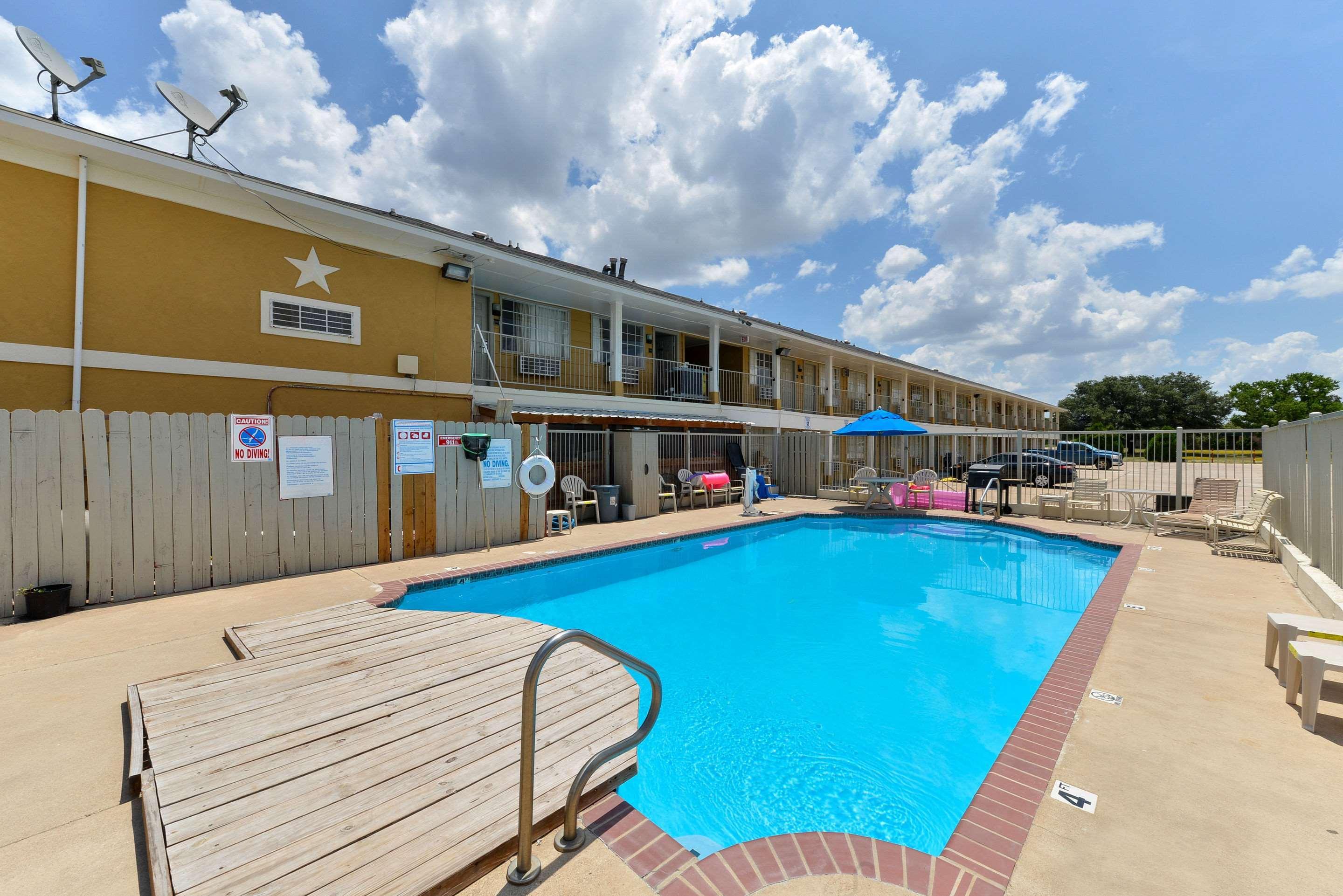 Gonzales Quality Inn מראה חיצוני תמונה